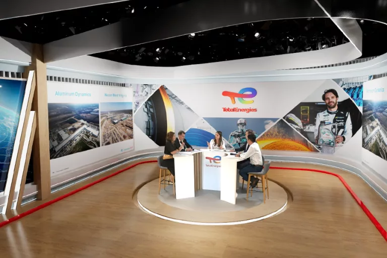 Décor 3D pour un webinaire professionnel. Tournage en réalité virtuelle.