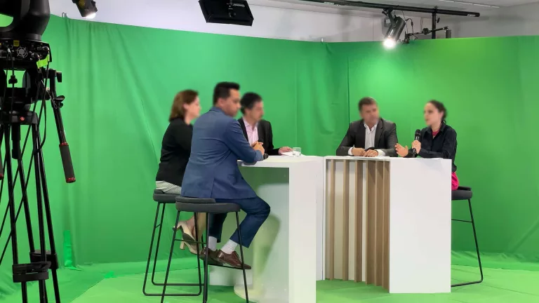 Discussion autour d'une table verte.